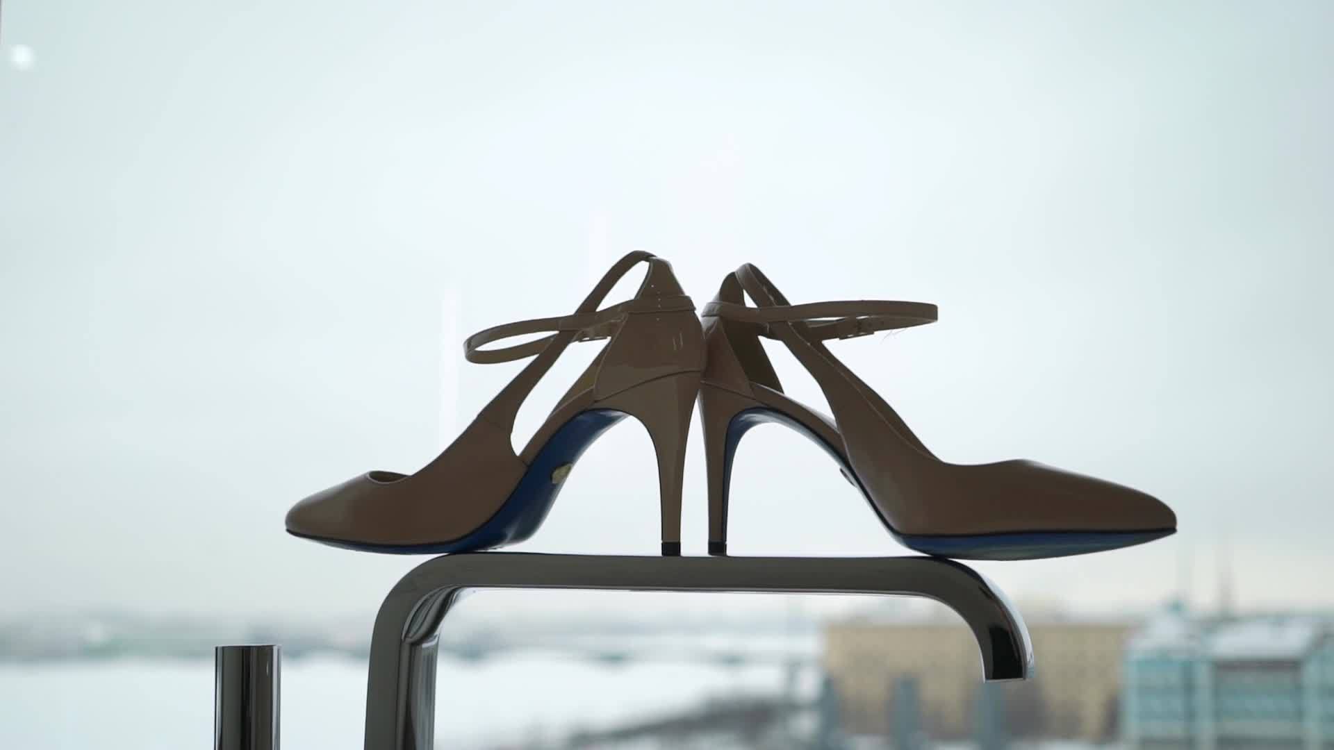 女性时尚时尚米色鞋视频的预览图