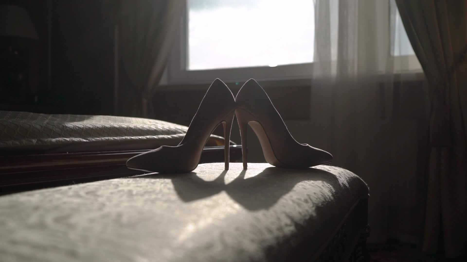 妇女米色鞋视频的预览图
