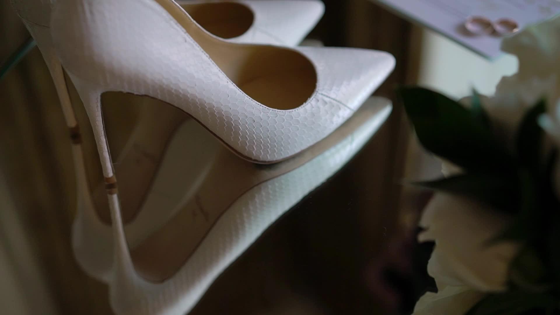 婚前新娘白鞋视频的预览图