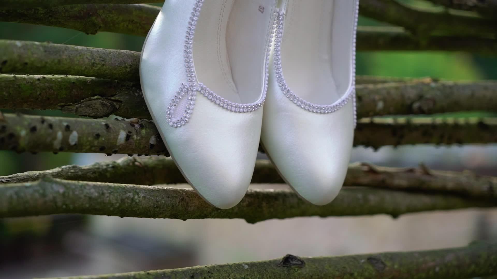 婚前新娘白鞋视频的预览图