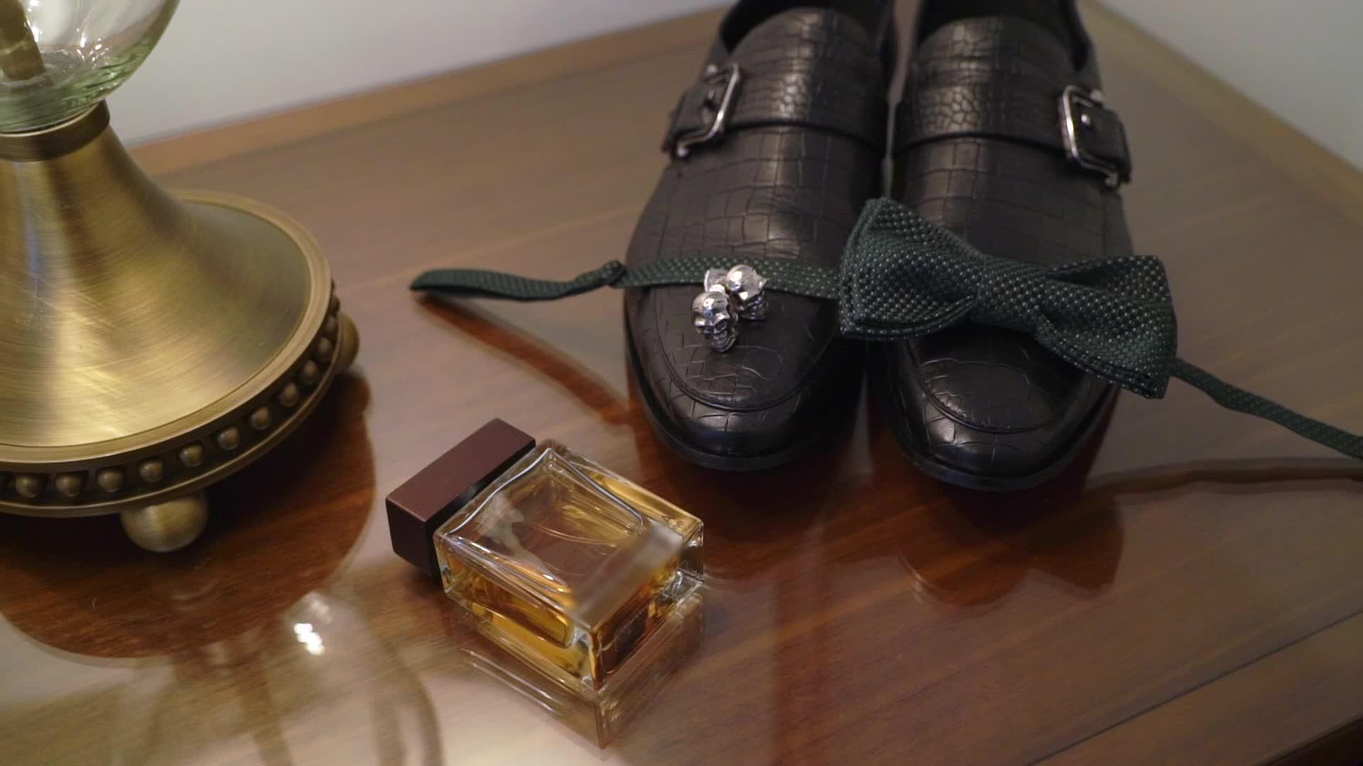 男鞋领带香水及袖扣视频的预览图