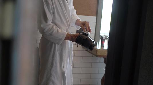 男人早上用奶油擦鞋和浴袍视频的预览图