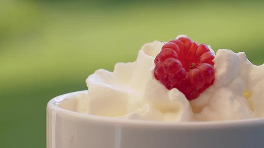 杯子里的鲜奶油和草莓视频的预览图