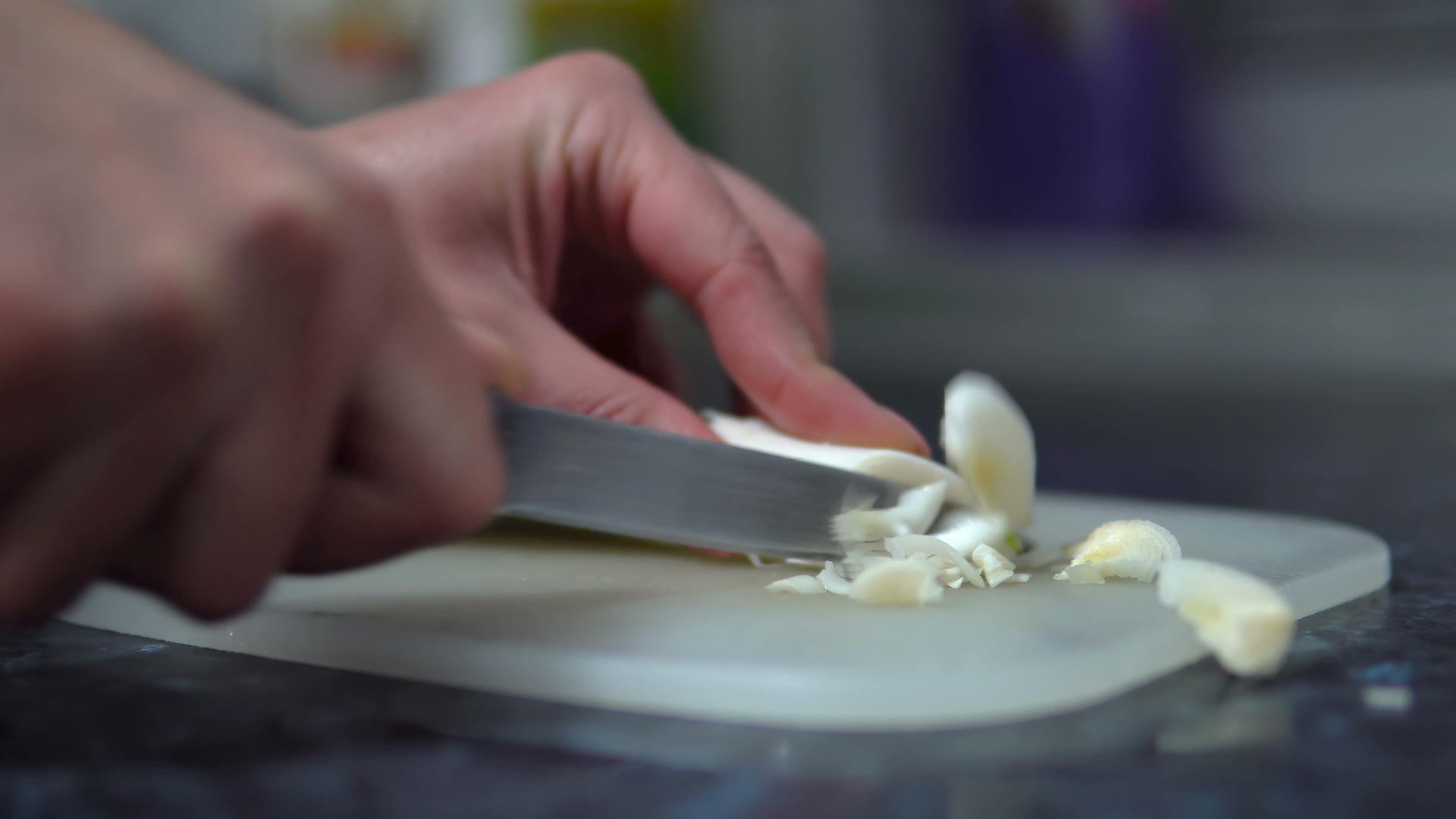 用女人的手切干油菜籽视频的预览图
