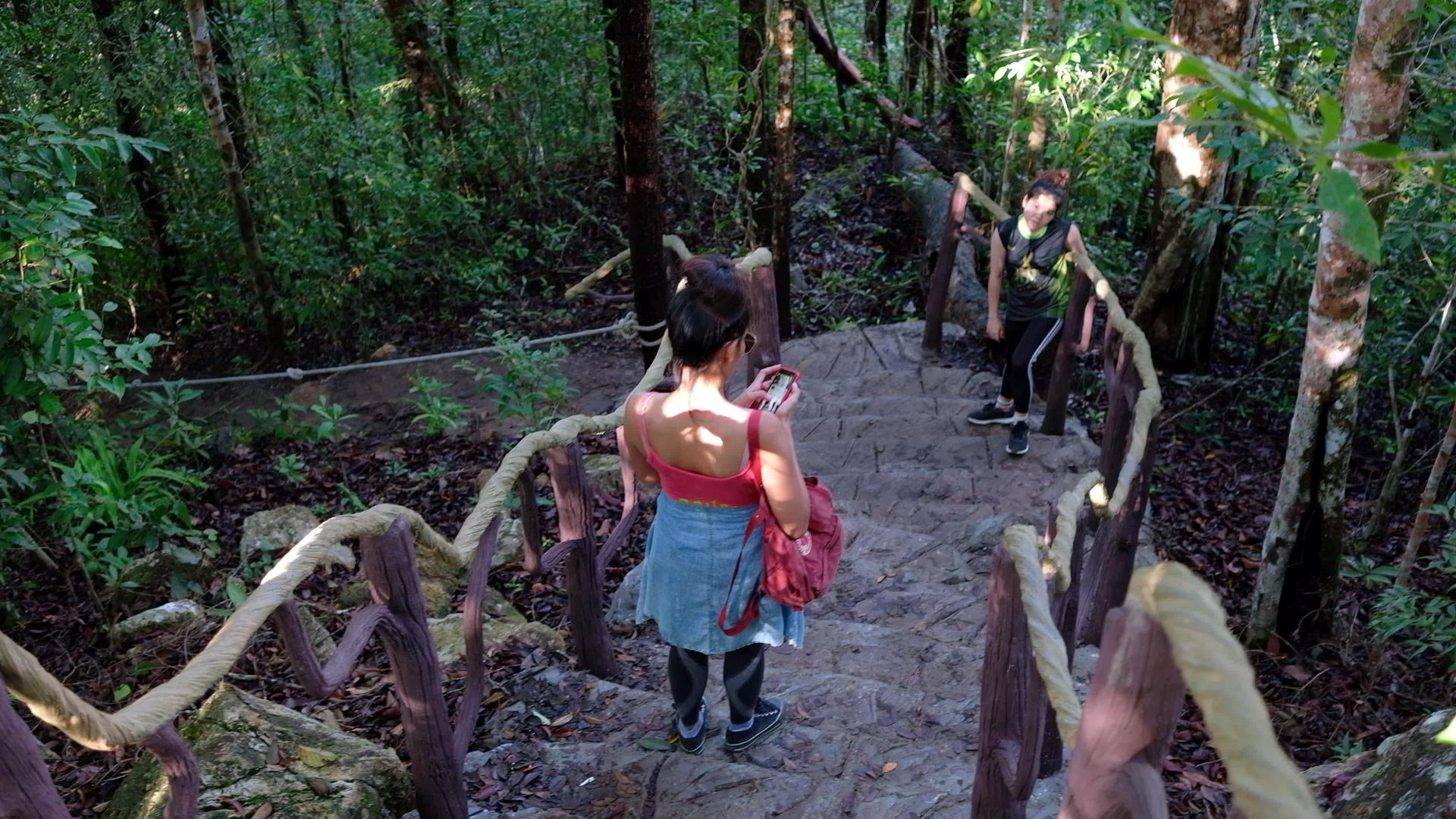 两个十几岁的女孩在森林的楼梯上休息跳舞视频的预览图