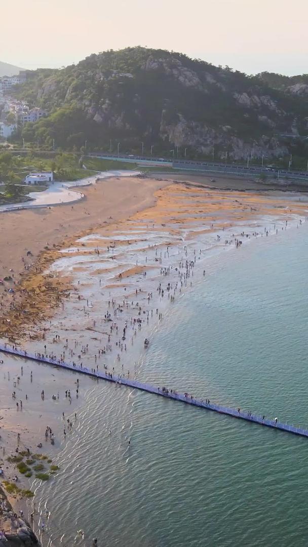 在海边连云港城市地标是海滨沙滩航拍视频的预览图