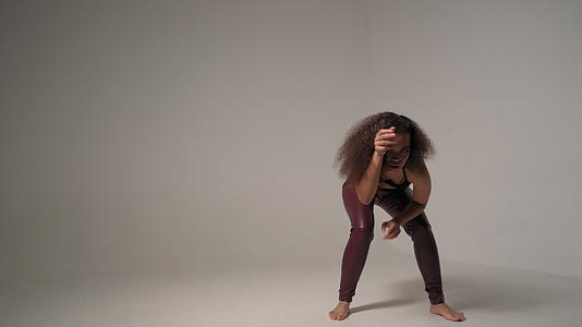 富有表现力的非洲动机舞者穿着黑色外套和皮裤视频的预览图