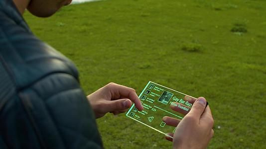 一个人的手在城市里用透明的玩家操作视频的预览图