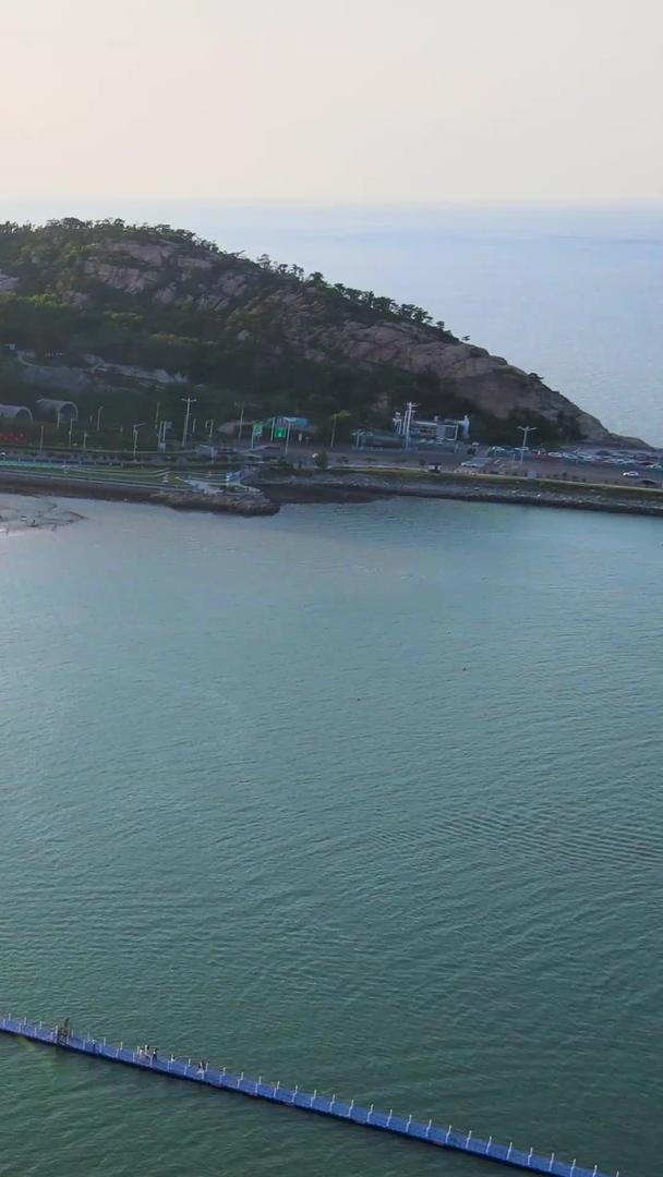 在海边连云港城市地标是海滨沙滩航拍视频的预览图
