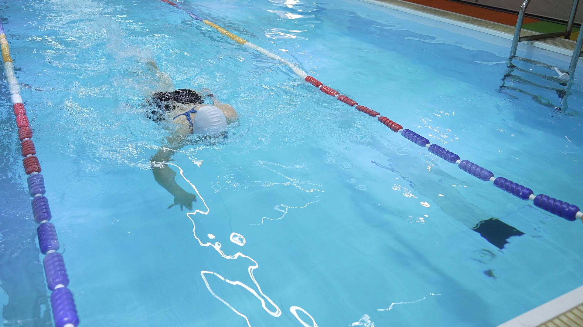 4K游泳运动员蹬壁素材视频的预览图