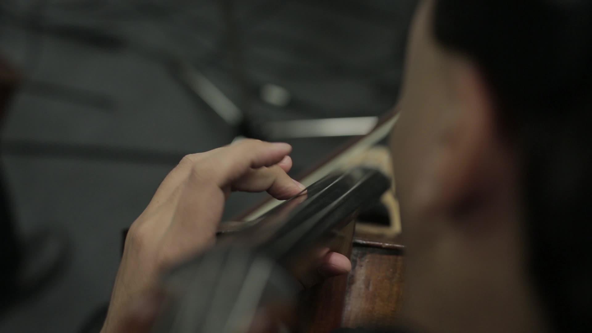 男人玩大提琴视频的预览图