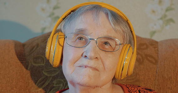 听耳机音乐的老年妇女视频的预览图