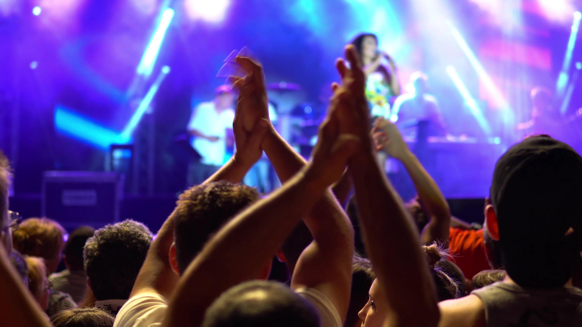 在一场举手的音乐会中公共音乐会没有罚票活动视频的预览图