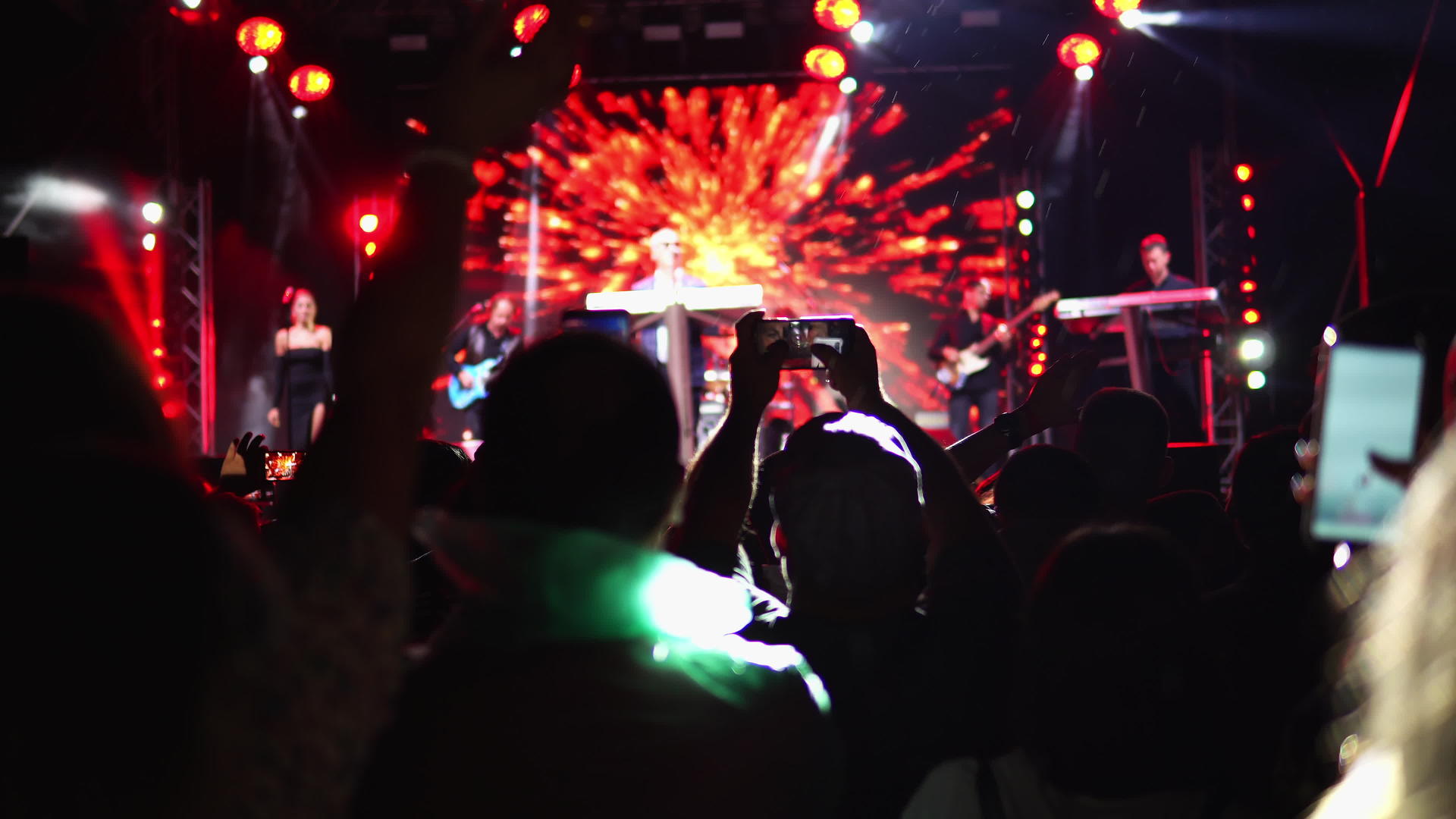 在人群音乐会和模糊的舞台灯光下视频的预览图