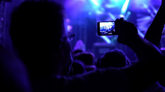 公共音乐会不开罚票活动；在音乐会上使用相机电话视频的预览图