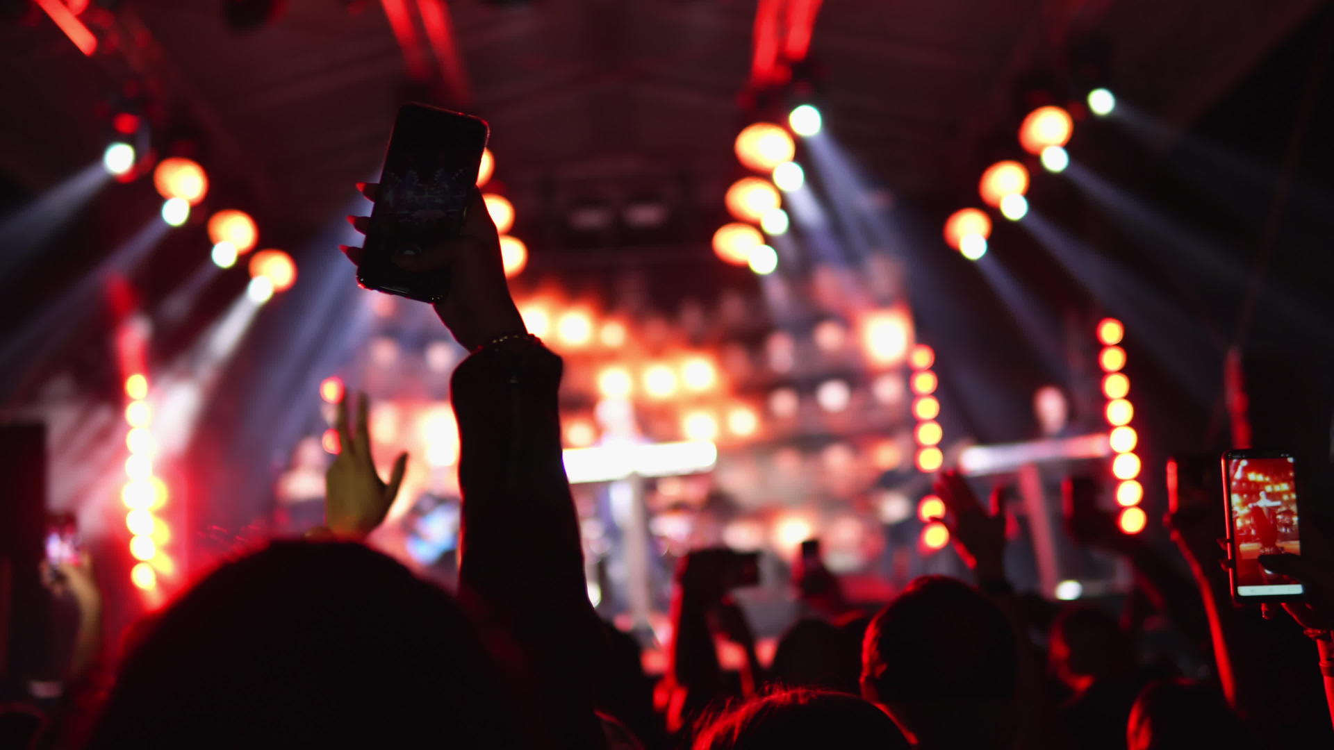 观众使用智能手机享受音乐会和使用智能手机视频的预览图