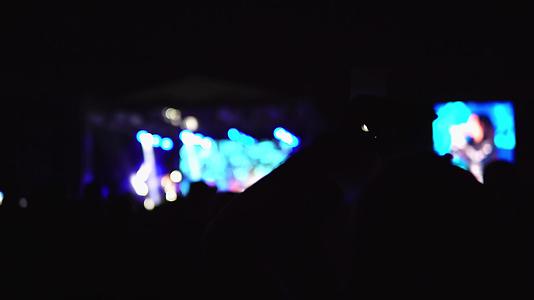在音乐会夏季音乐节用智能手机录制的人群中视频的预览图