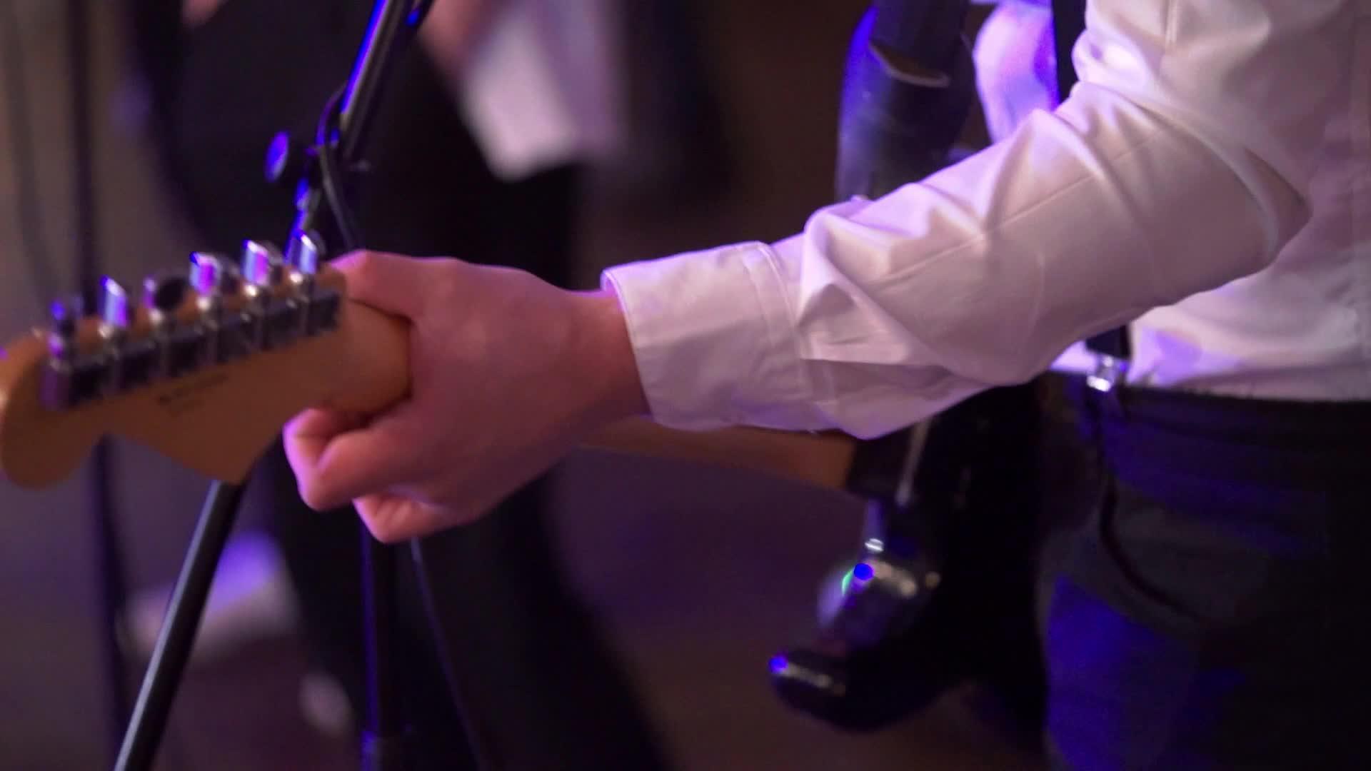 吉他手在音乐会上弹吉他手视频的预览图
