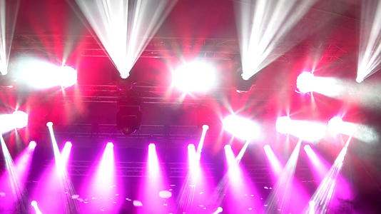 舞台制导激光照明光束的抽象片段背景视频的预览图