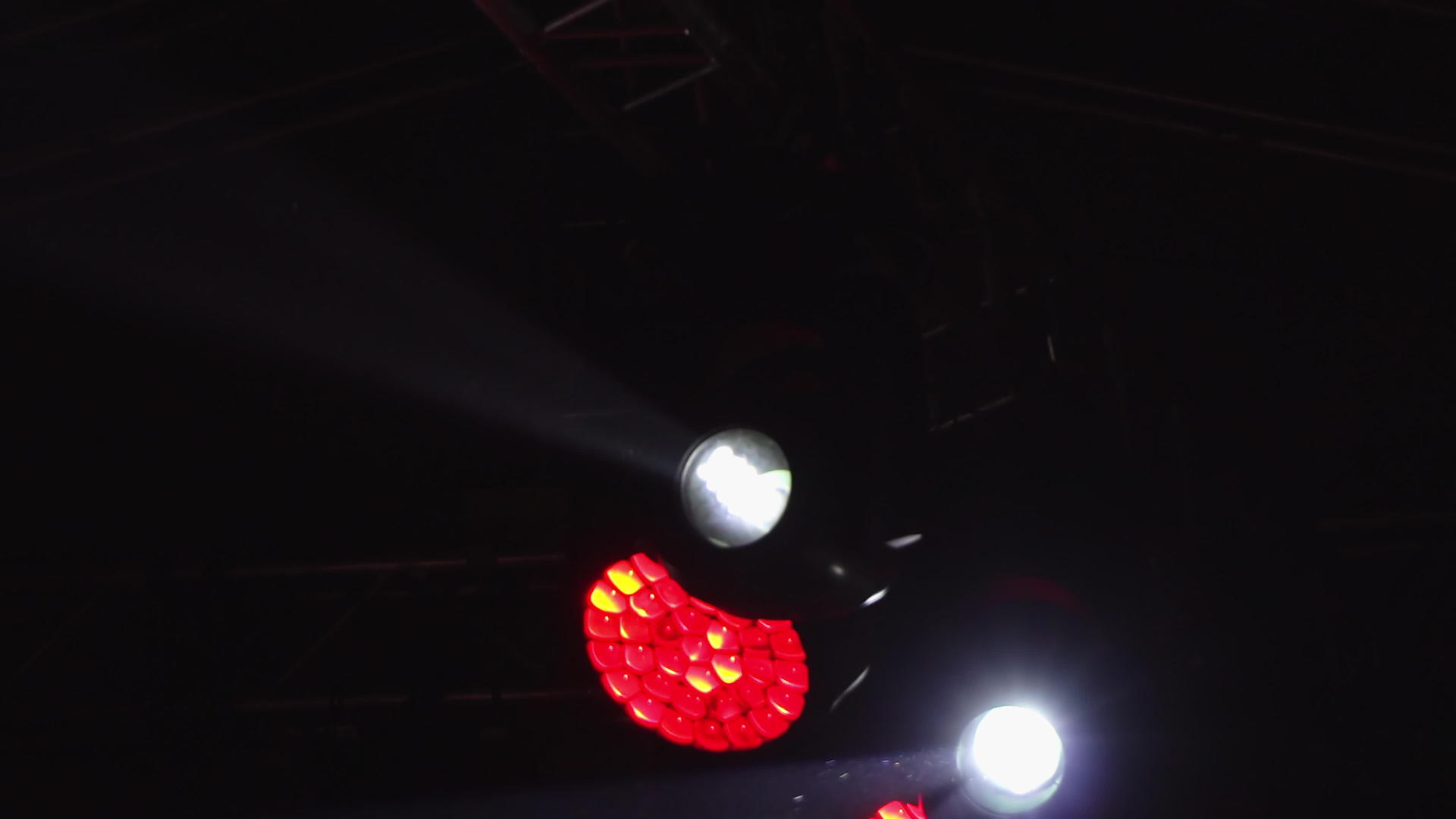 带有激光灯和光束的演唱舞台视频的预览图