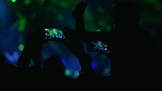 在音乐会上用手机拍摄激光节目的人视频的预览图