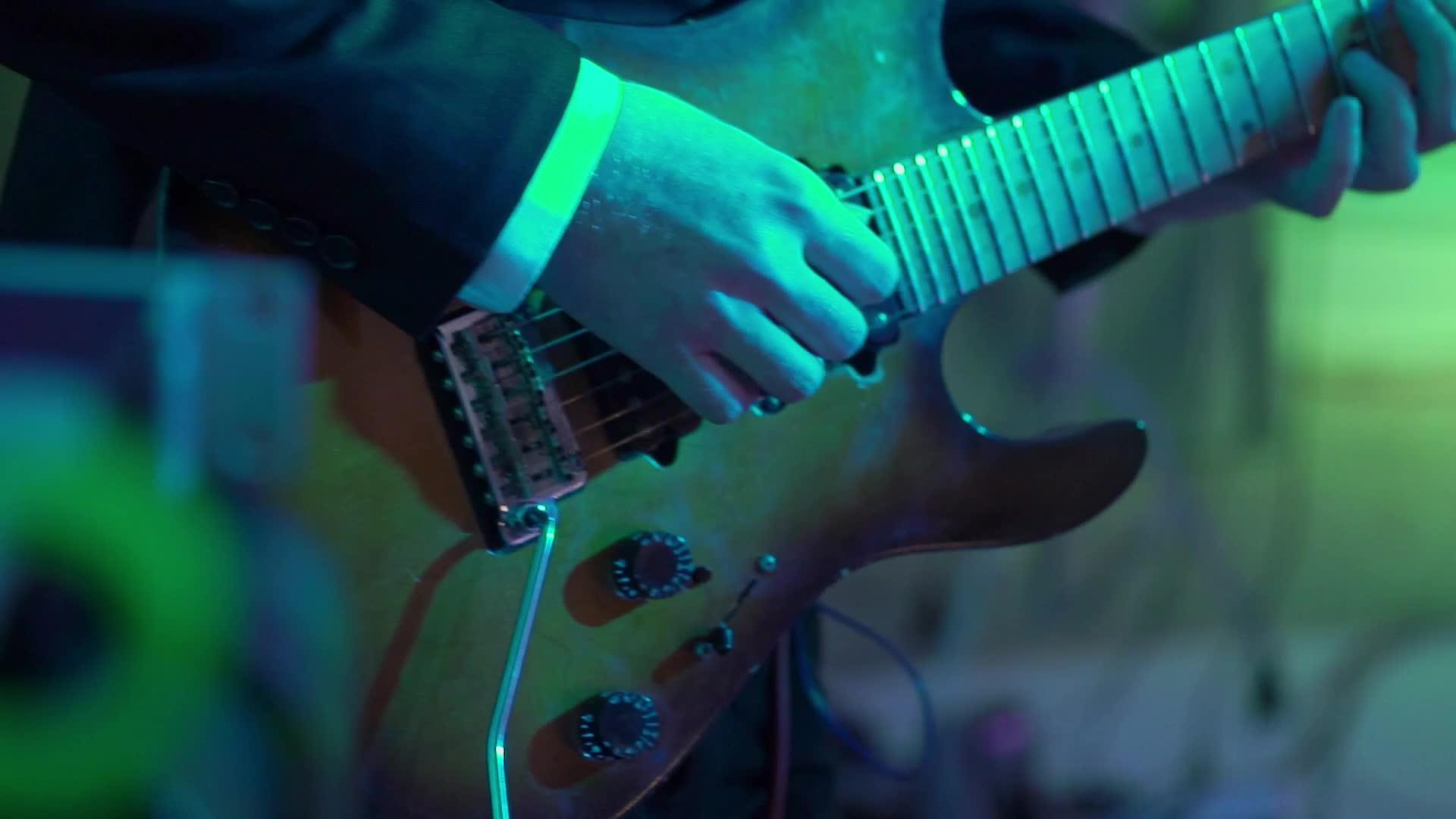 在音乐会上在舞台上演奏吉他音乐家和弦乐音乐家视频的预览图