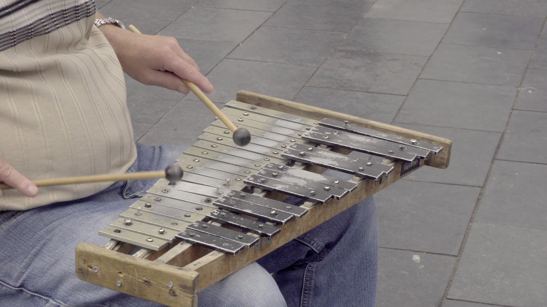 街头音乐家演奏自制的xylophone视频的预览图