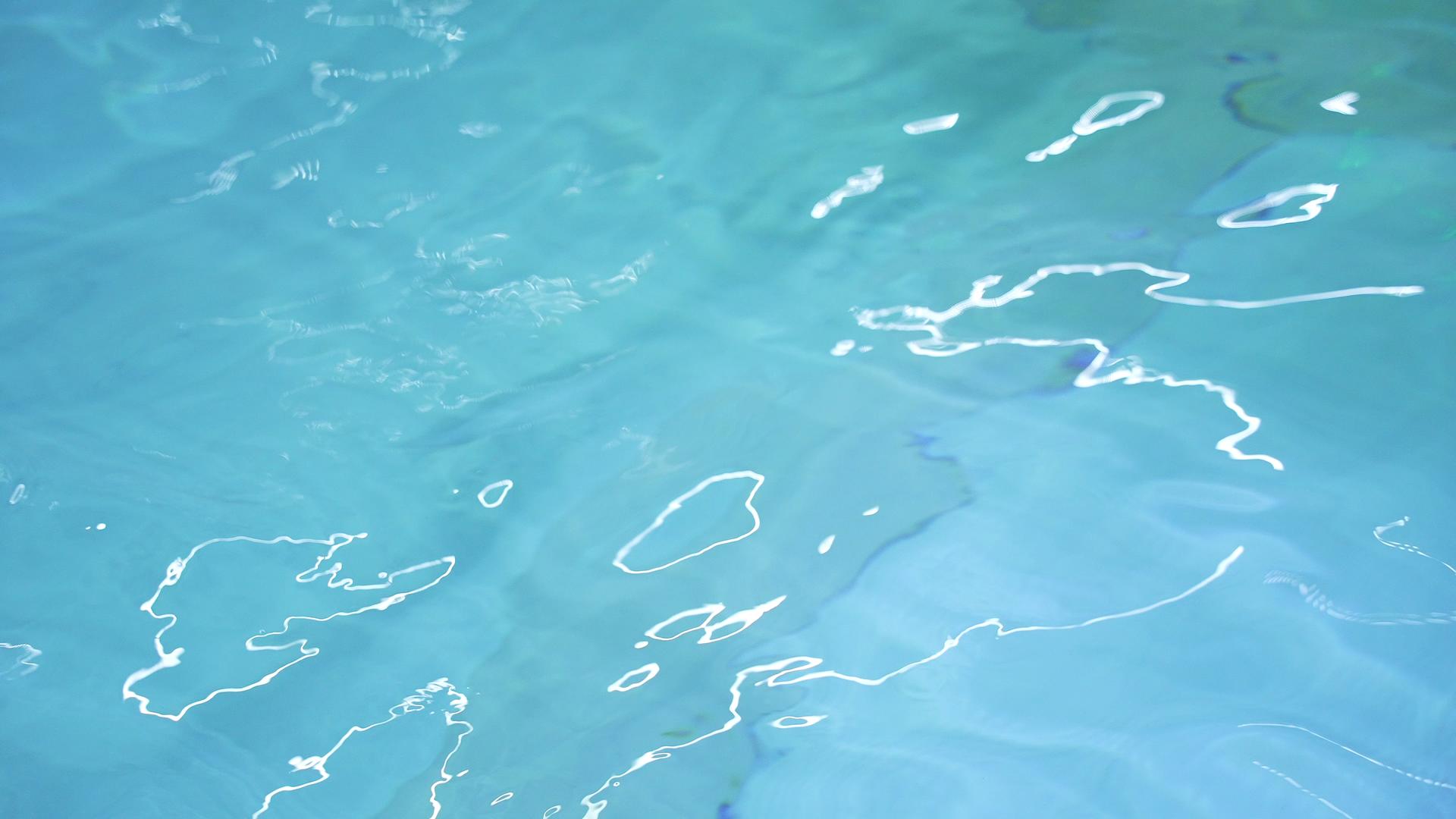 4K游泳池波动的水面视频的预览图