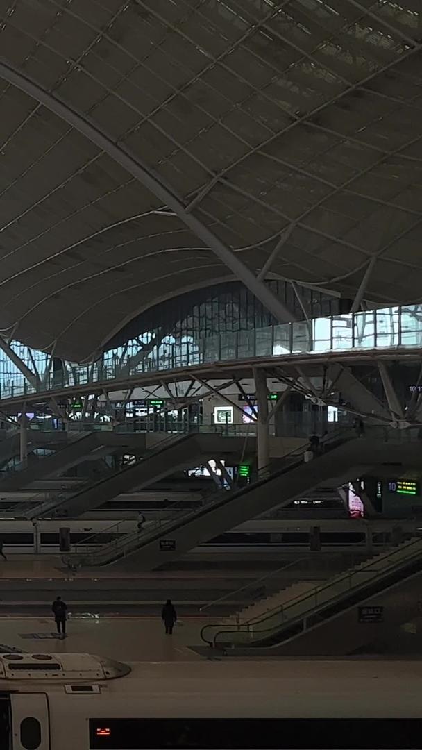 城市高铁车站轨道交通列车旅客素材视频的预览图