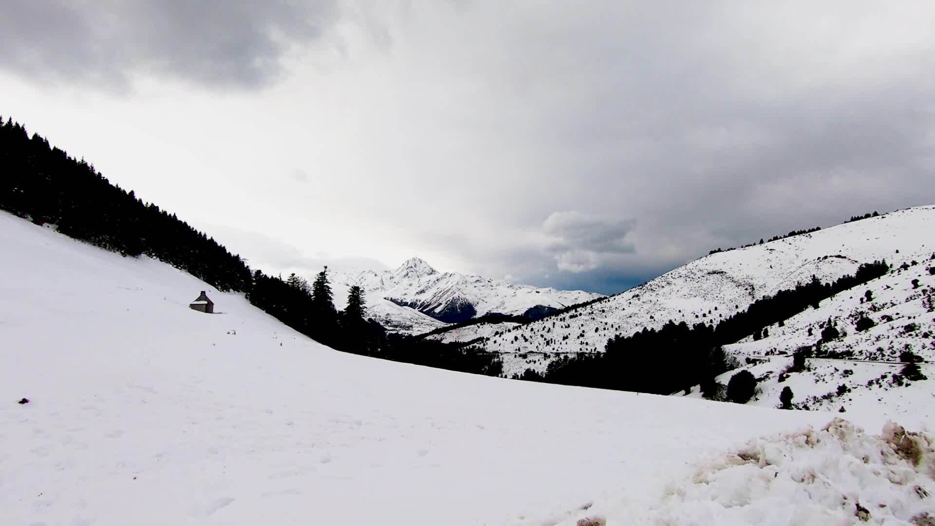 法国比利牛斯山脉的全景是在山的底部视频的预览图