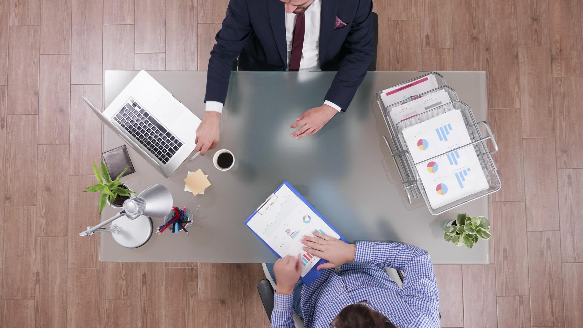 两个商人坐在办公室的顶端双手坐在办公室里视频的预览图