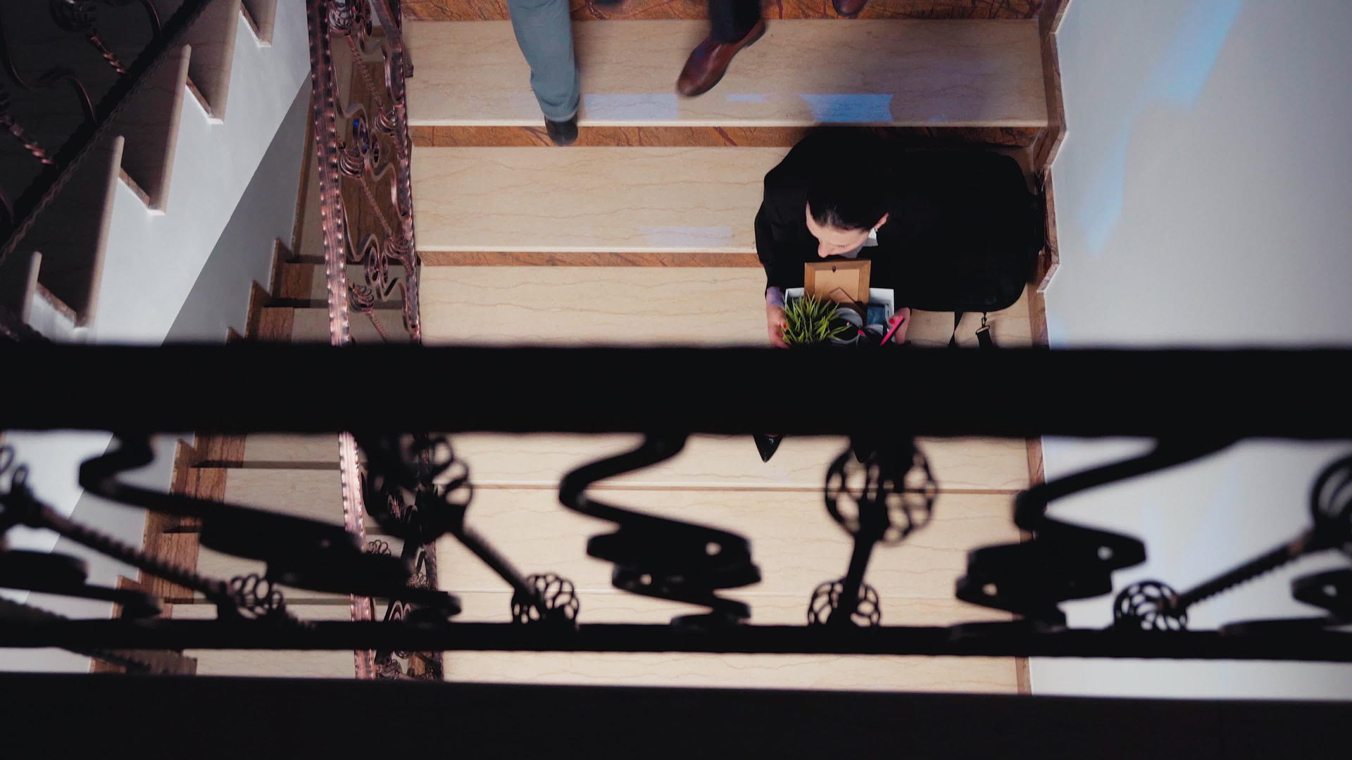 坐在楼梯上被炒的女商人视频的预览图