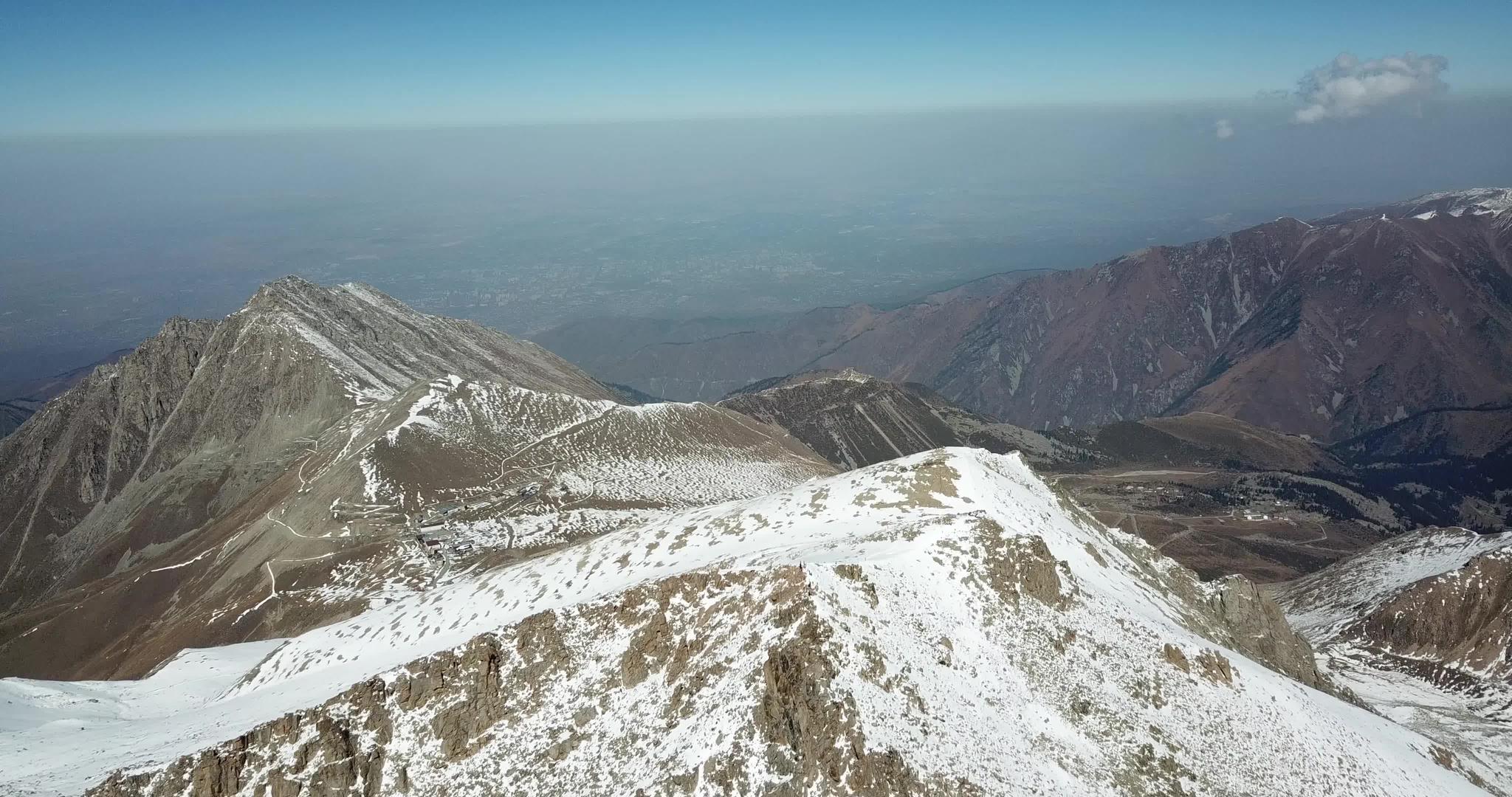 山顶被无人机的积雪覆盖视频的预览图