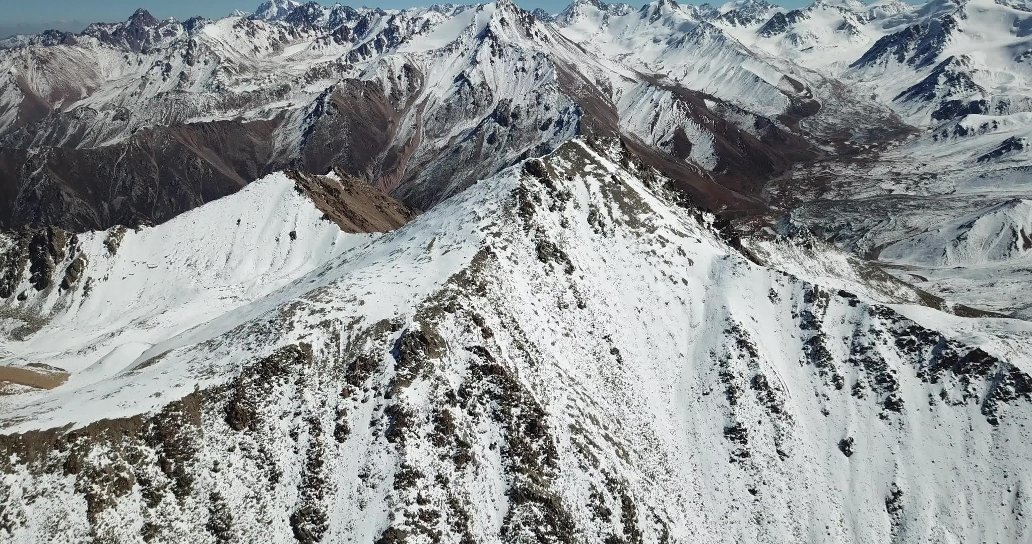 山顶被无人机的积雪覆盖视频的预览图