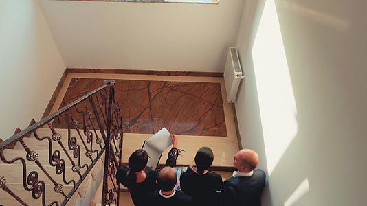 会议办公室的楼梯上商业团队一起上楼工作视频的预览图
