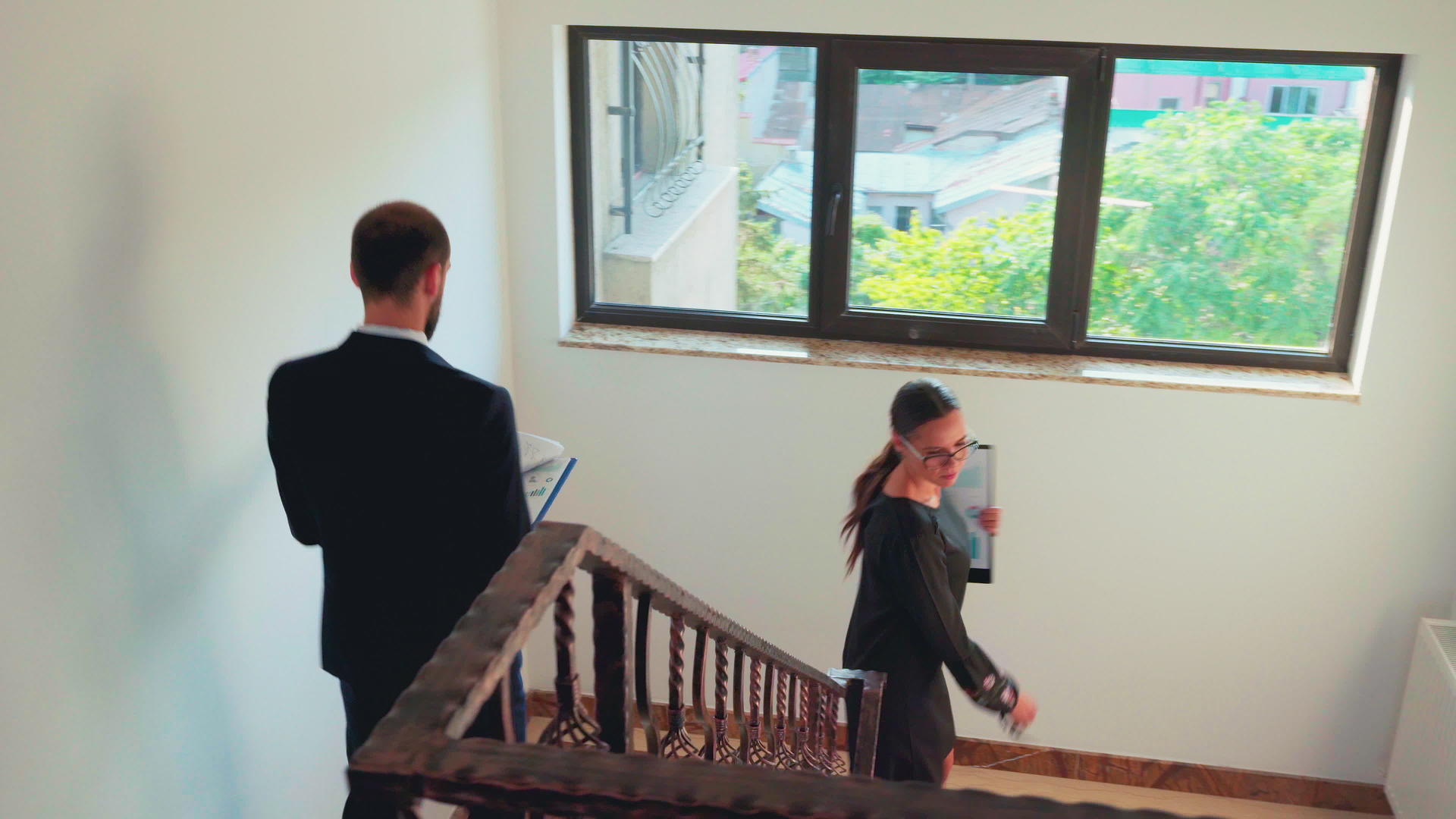 公司的商业团队走在繁忙的楼梯上谈话视频的预览图