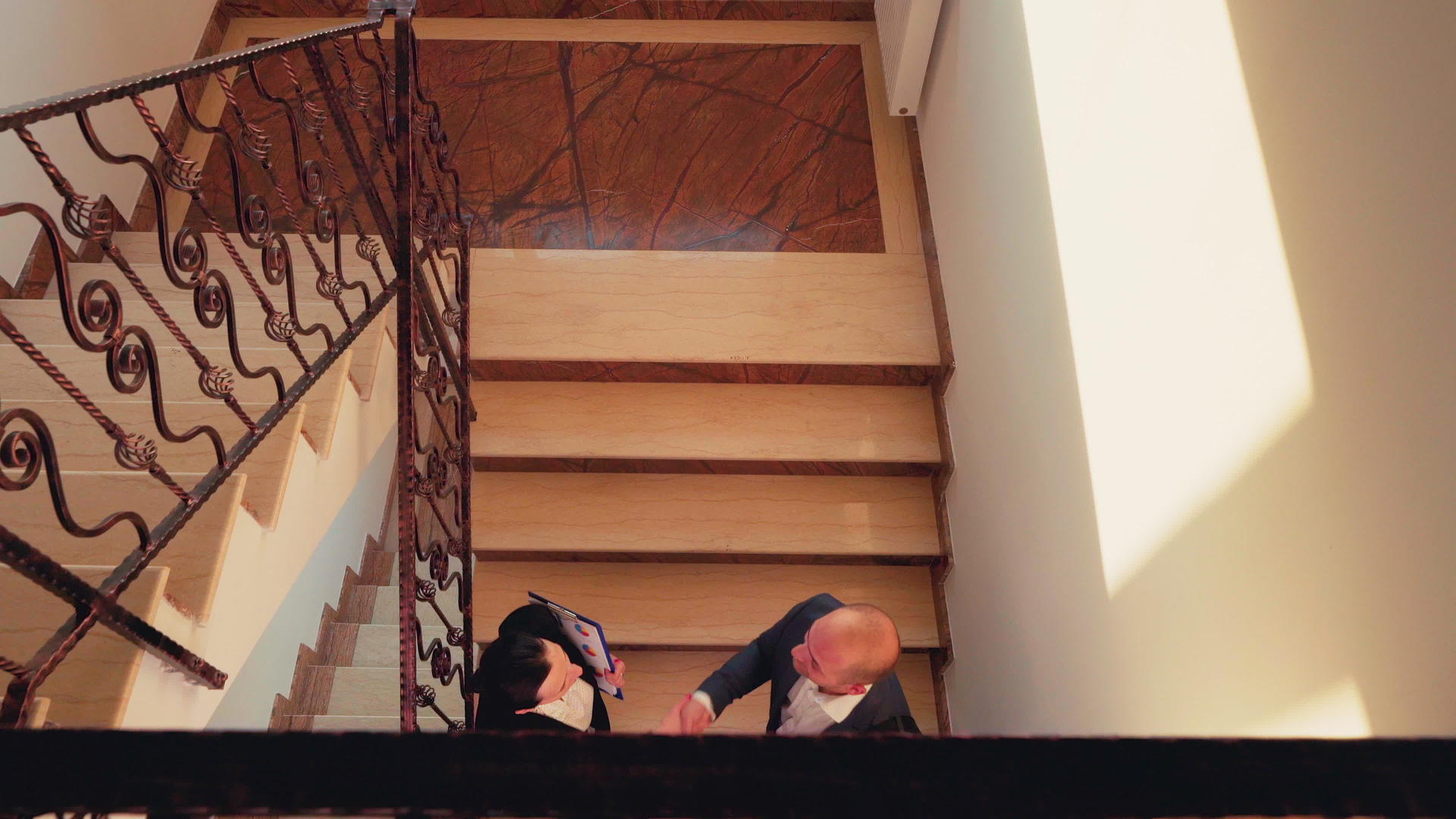 同事梯上与同事握手的同事视频的预览图