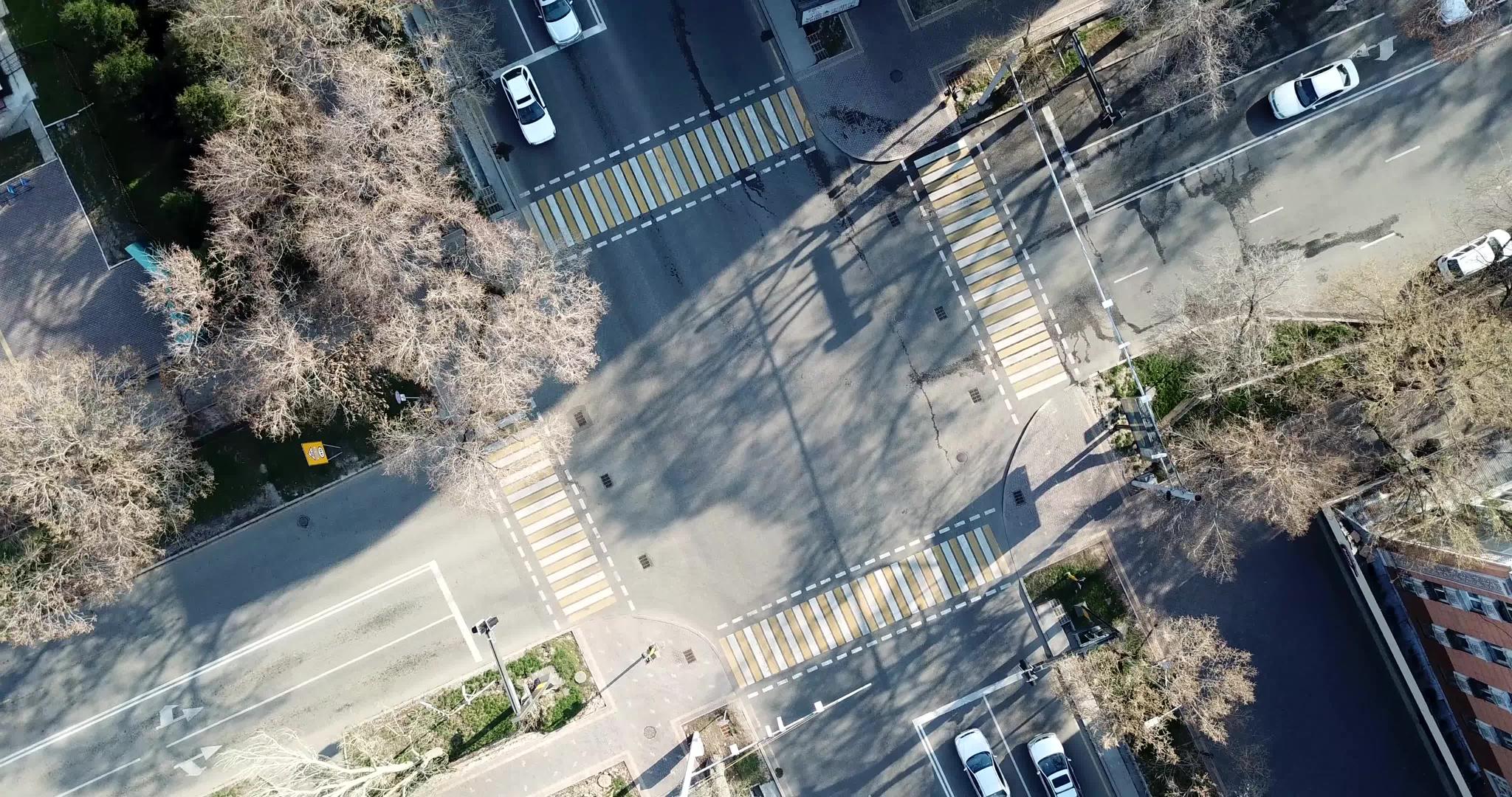 城市十字路口顶端的风景视频的预览图