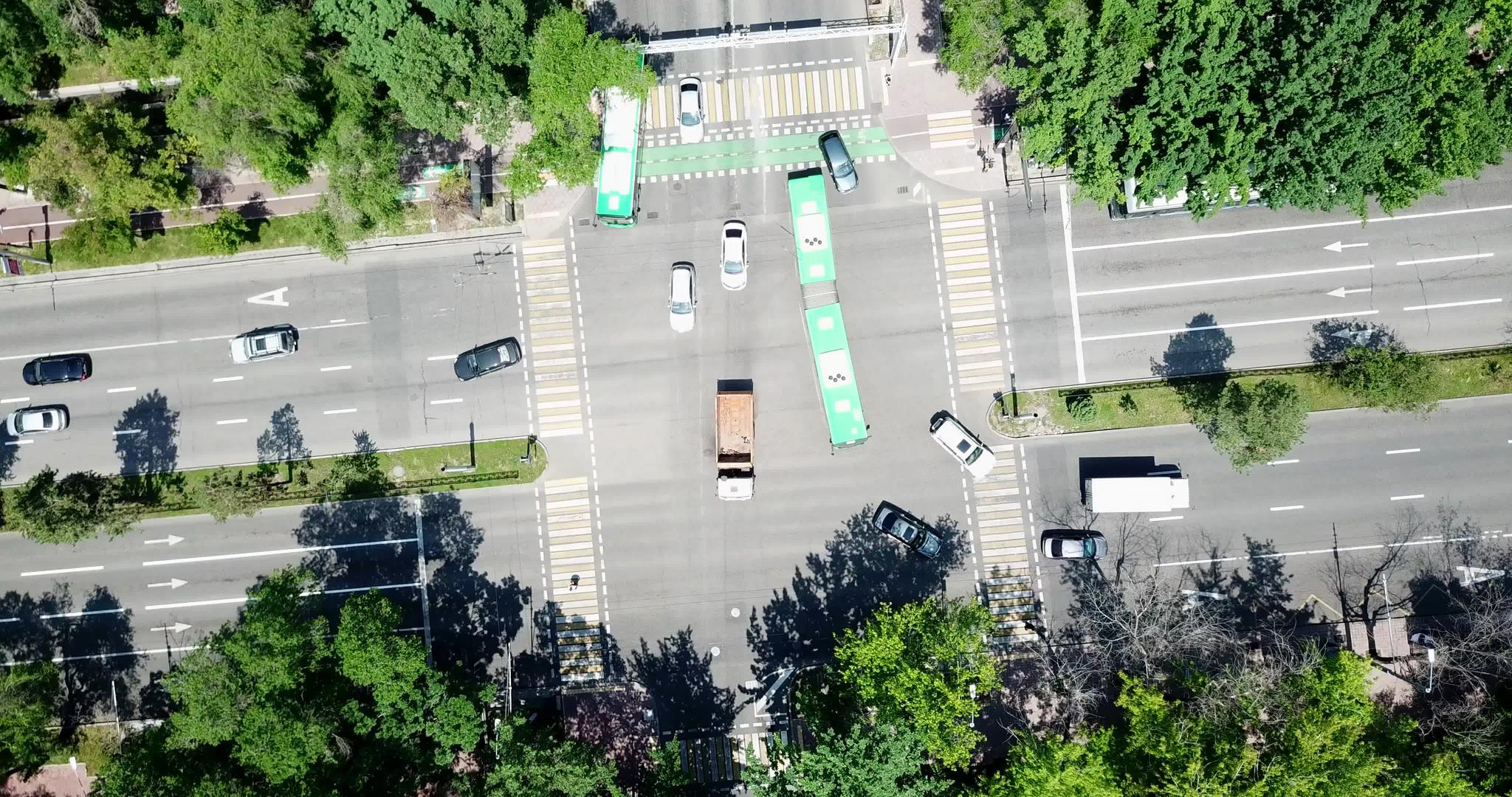 城市十字路口顶端的风景视频的预览图