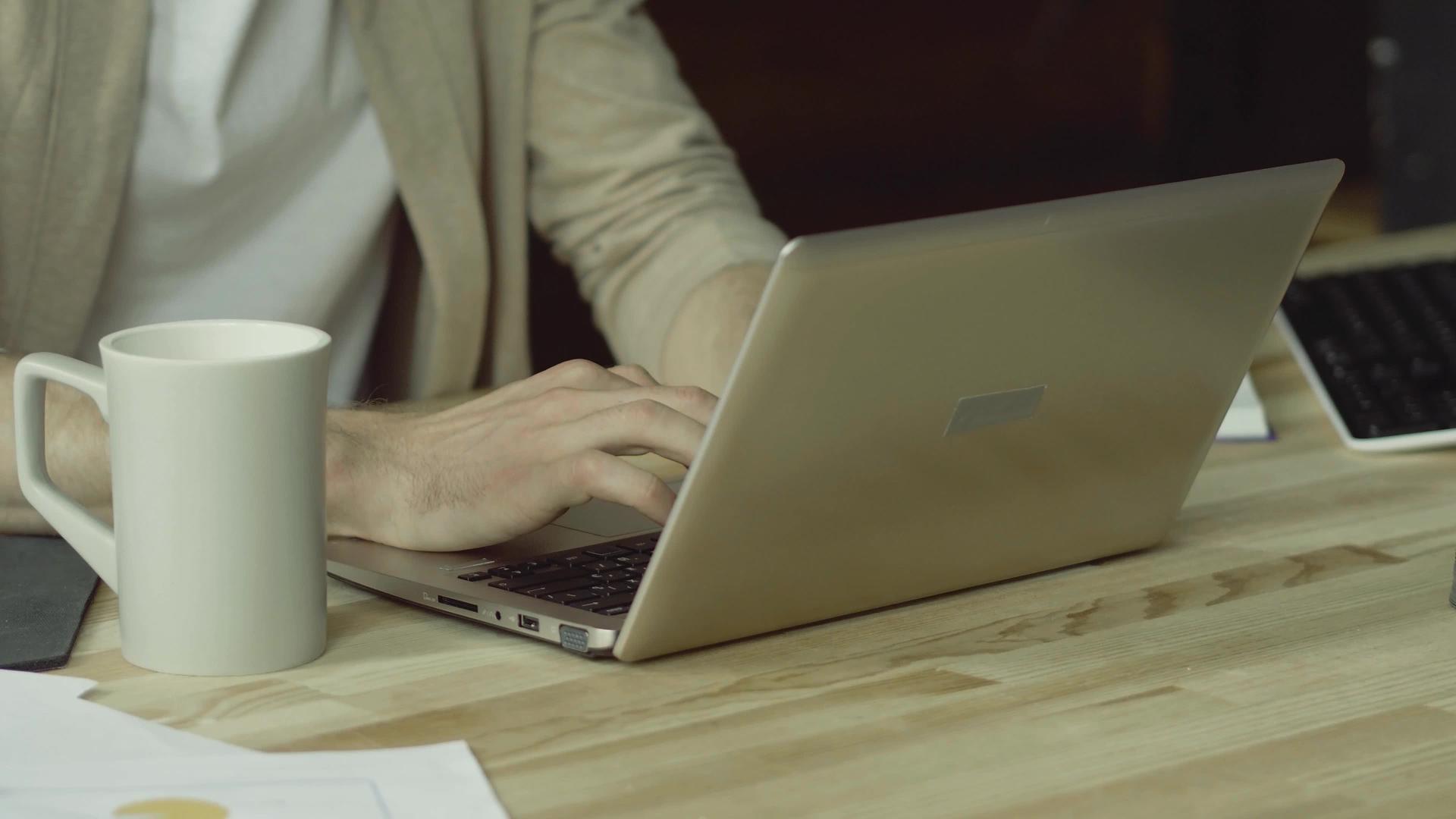自由职业者在家庭办公室用笔记本电脑工作视频的预览图