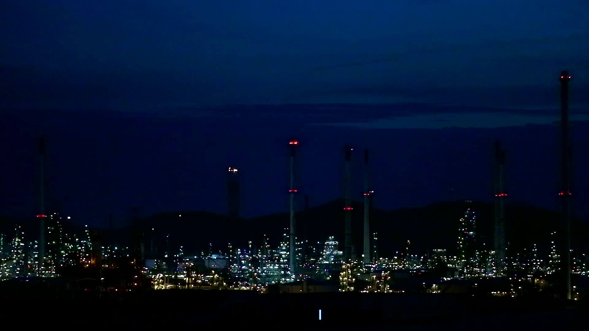 多色百度夜石油炼油厂和烟囱照明视频的预览图