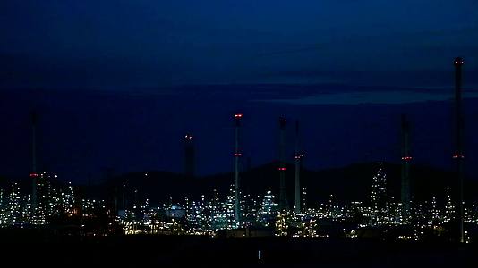 多色百度夜石油炼油厂和烟囱照明视频的预览图