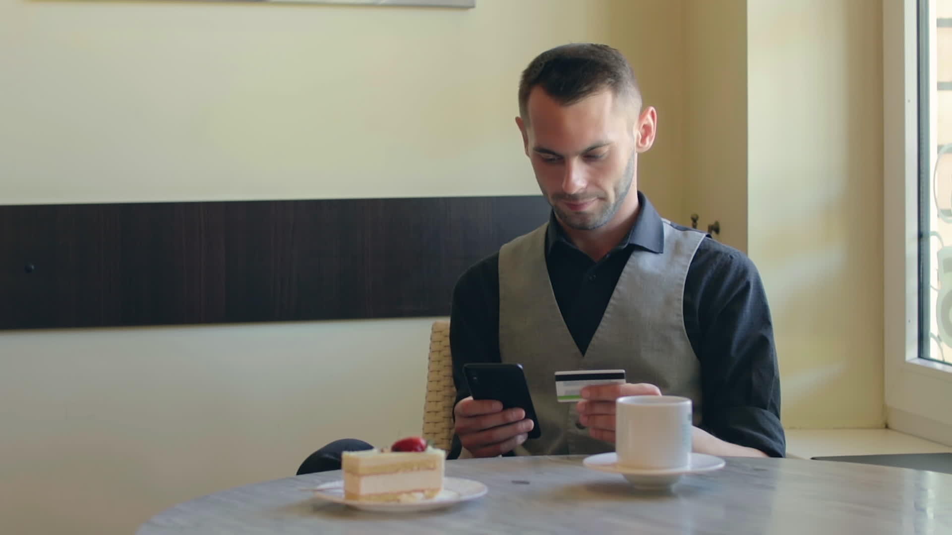 咖啡馆的顾客在网上付费视频的预览图