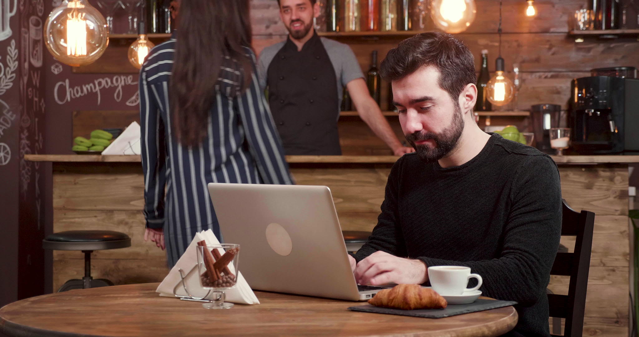 一个留着胡子的男人在他的笔记本电脑上工作顾客视频的预览图