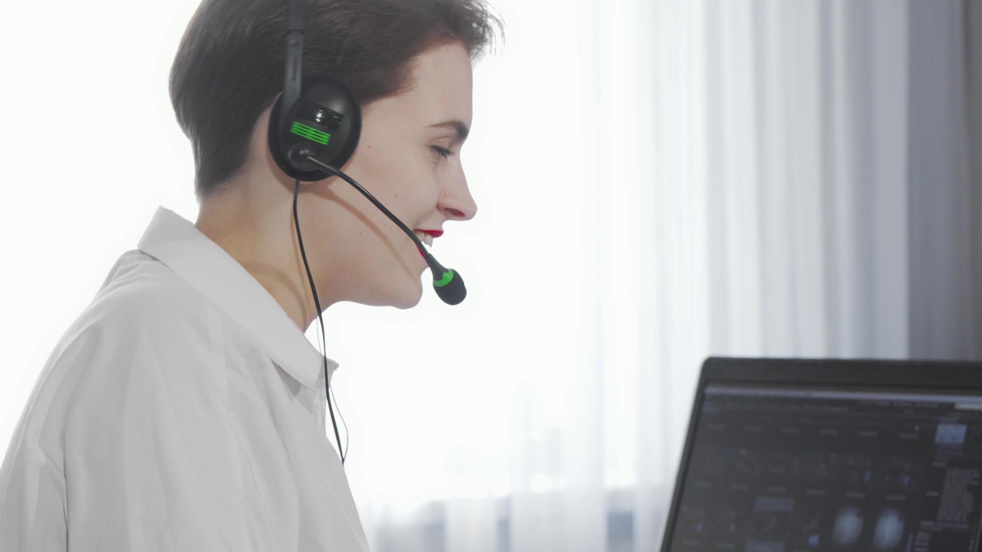 一名在计算机上工作的女性呼叫中心操作员的滑动镜头视频的预览图