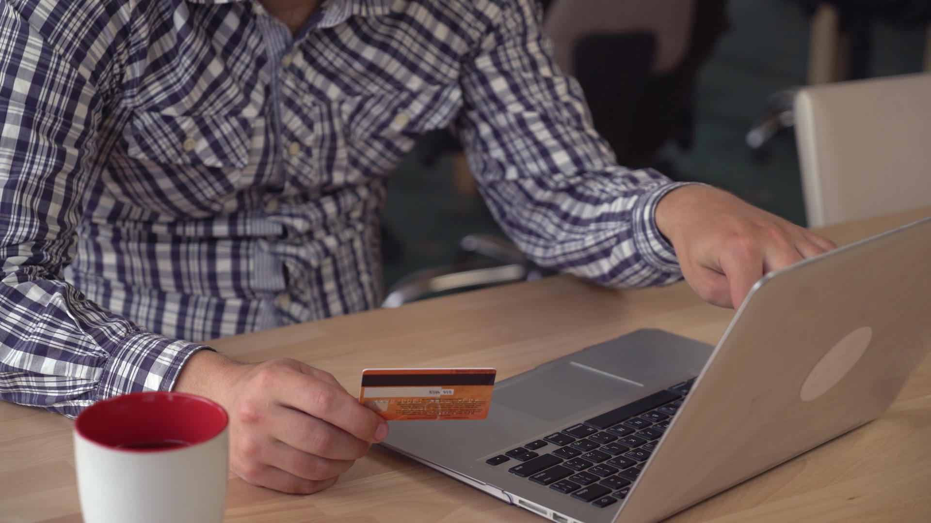 男性使用信用卡和电脑通过互联网购买信用卡和电脑视频的预览图