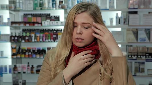 女人来药店时喉咙痛视频的预览图