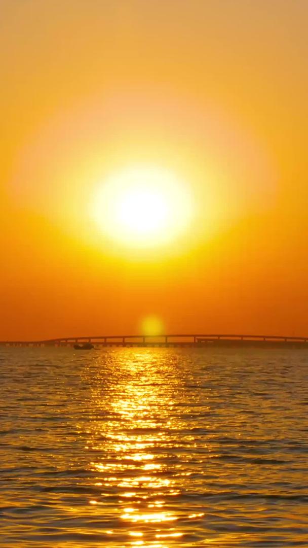 延迟跨海大桥海边夕阳视频的预览图