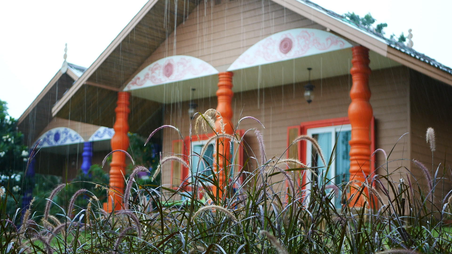 4000个雨季从屋顶淋雨的画面在房子外面笑了视频的预览图