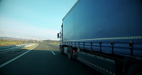 货运半拖车货车在高速公路上快速行驶视频的预览图